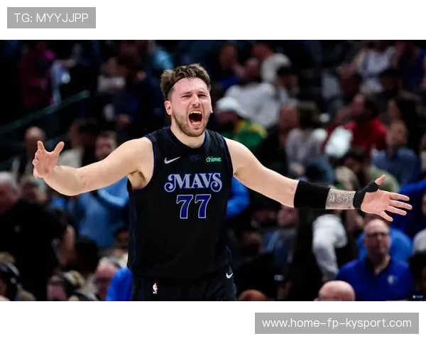 东契奇突破转身后仰命中，独行侠持续发力