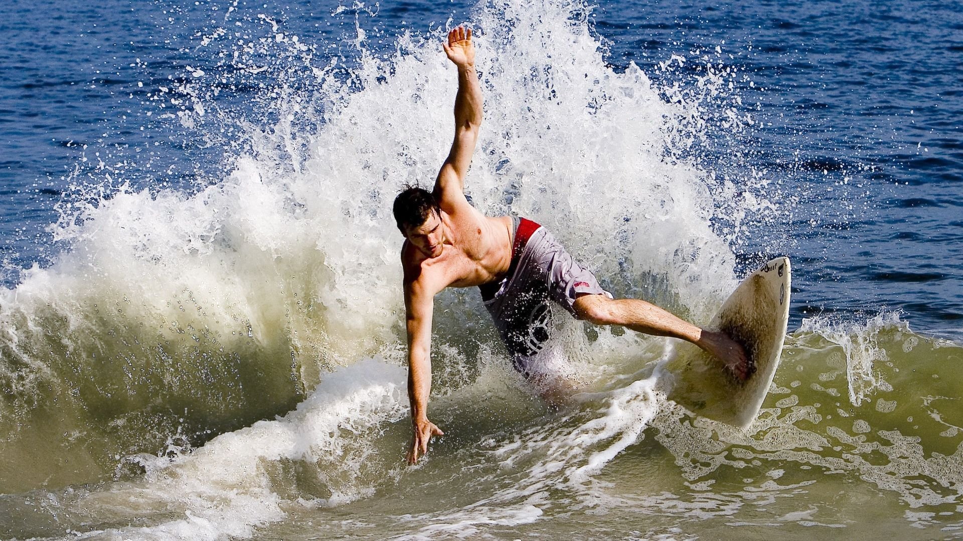 开云电竞中国-“马科斯·莫奇的全能防守与高效协作,推动美洲狮队持续向前”